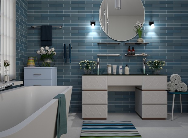 A variação de temperatura e a umidade produzidas por chuveiro, banheira e torneiras podem prejudicar alguns itens guardados no banheiro (Foto: Pixabay / CreativeCommons)