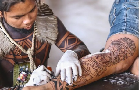 Janaron é de origem indígena e trabalha como tatuador. Ele faz desenhos típicos de sua cultura Reprodução