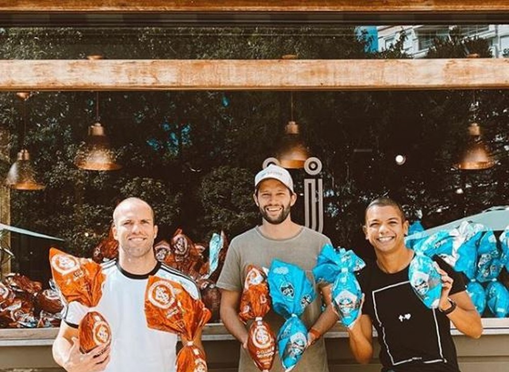 Solidariedade de sobra: David Braz e Marcelo Lomba distribuem ovos de páscoa para crianças carentes em Porto Alegre