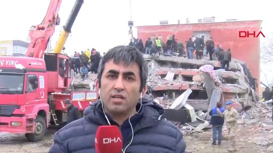 Equipe de TV registra terremoto durante transmissão ao vivo; vídeo