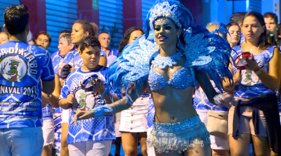 Bateria da Babadikiabo no carnaval em Taquaritinga, SP — Foto: Reprodução/EPTV