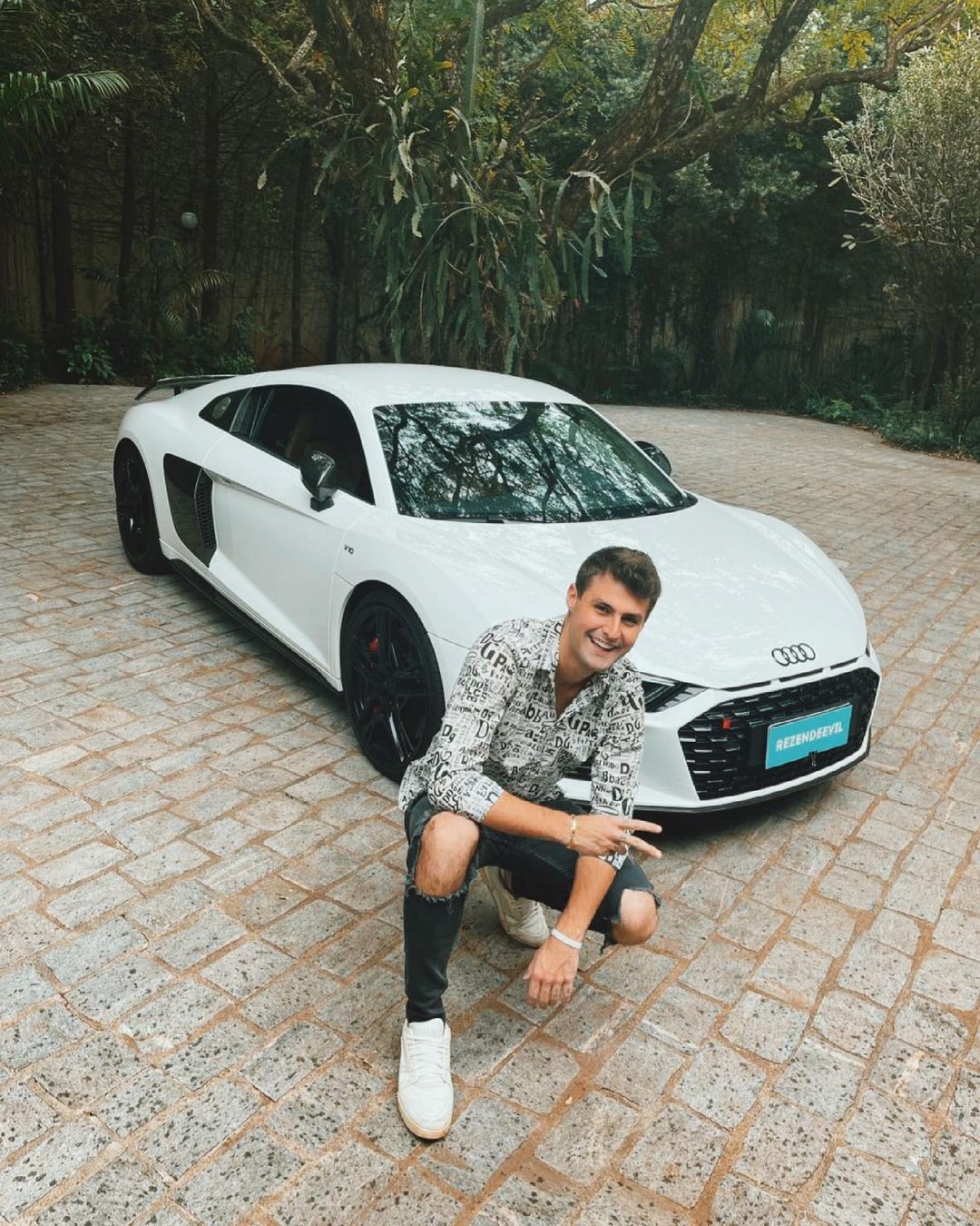 Youtuber ex de G-Kay e Virgínia, Rezende ostenta carro de R$ 1,5 milhão em clique (Foto: Reprodução/Instagram)