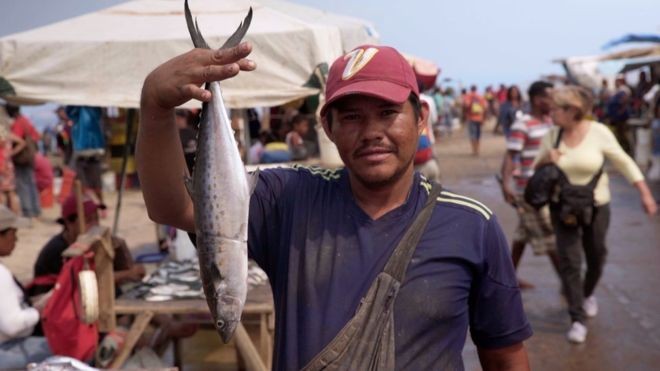 Centenas de pessoas vão ao mercado de Los Cocos de Puerto La Cruz para trocar produtos por peixes (Foto: MOHAMED MADI/BBC)