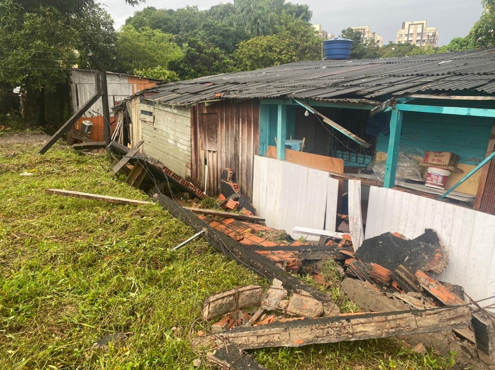 No momento do desabamento, pelo menos 15 pessoas estavam no imóvel, dentre elas, crianças. — Foto: Jucélio Paiva/Rede Amazônica