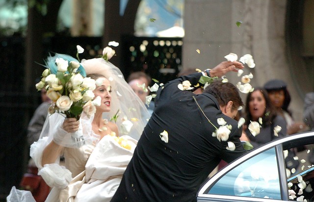 UNITED STATES - OCTOBER 12:  Sarah Jessica Parker confronts Chris Noth (Mr Big) and hits him with a wedding bouquet on her wedding day when he stands her up on her wedding day ... during the filming of Sex and the City on W. 40th St outside the NY Public  (Foto: NY Daily News via Getty Images)