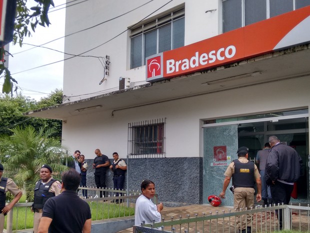 Agência ficou com a entrada danificada pela troca de tiros com os bandidos. (Foto: Zana Ferreira/ G1)