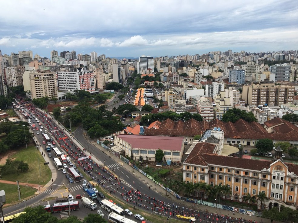 Apoiadores de Lula caminham pela Avenida Borges de Medeiros em direção ao Centro de Porto Alegre, onde ocorre ato com a presença do ex-presidente (Foto: Rafaella Fraga/RBS TV)