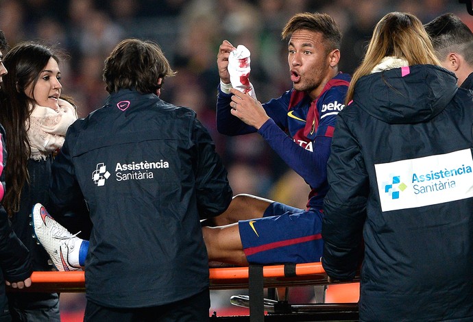 Neymar machucado, Barcelona x Atlético de Madri (Foto: AFP)