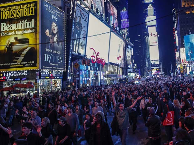 Manifestantes protestam na Times Square na noite desta segunda-feira (24), depois da decisão do júri de não indiciar o policial que matou Michael Brown (Foto: AFP PHOTO/Kena Betancur)