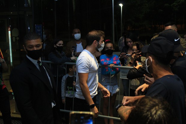 Caio é tietado na porta de hotel (Foto: Fabricio Silva /AgNews)