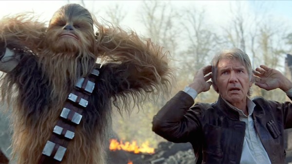 Harrison Ford com o casaco de Han Solo que será leiloado (Foto: Divulgação)