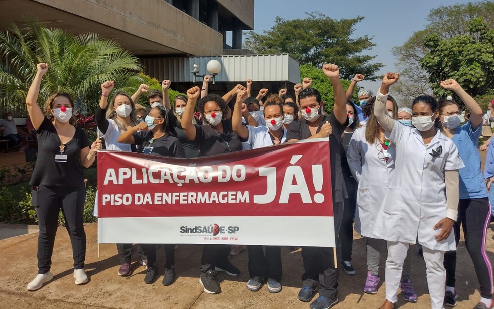 Enfermeiros protestam contra a suspensão do piso salarial em Ribeirão Preto, SP — Foto: Arquivo pessoal/Rafael Firmino