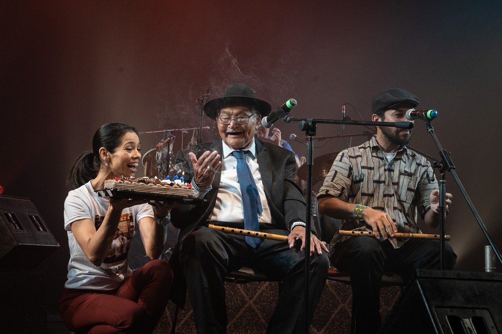 28 de julho - Único membro fundador ainda vivo da icônica Banda de Pífanos de Caruaru, Sebastião Biano celebra seu aniversário de 100 anos no primeiro de dois shows no Sesc Pompeia, na Zona Oeste de São Paulo. A apresentação durou cerca de 2 horas, com direito a bolo de aniversário no palco e participações especiais do cantor Zeca Baleiro e do ator Gero Camilo — Foto: Fábio Tito/G1