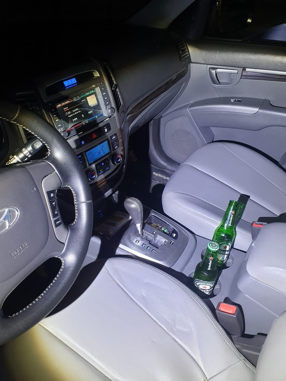 Foram encontradas dentro de um dos ve&iacute;culos garrafas de cerveja &mdash; Foto: Divulga&ccedil;&atilde;o/CPRE