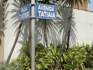 Nome da Avenida Itatiaia é grafado errado em Ribeirão Preto (Foto: Eduardo Guidini/G1)
