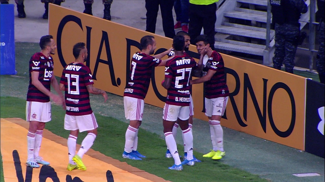 Vale Puskás! Arrascaeta dá uma bicicleta e marca um golaço contra o Ceará