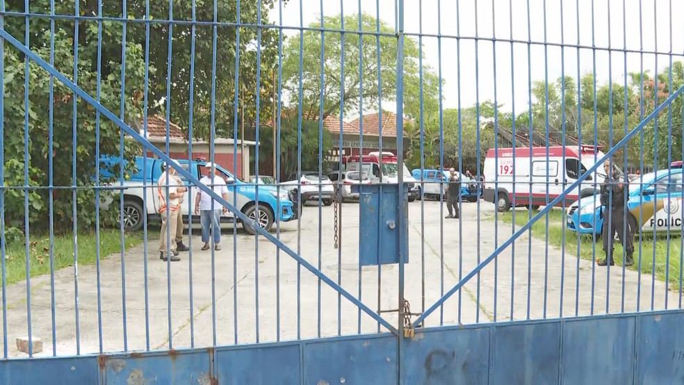 Policiais e ambulâncias na Escola Municipal Brigadeiro Eduardo Gomes — Foto: Reprodução/TV Globo