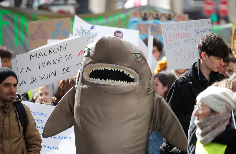 Manifestantes pedem medidas urgentes no combate ao aquecimento global neste sábado (16), em Paris  — Foto: Charles Platiau/ Reuters