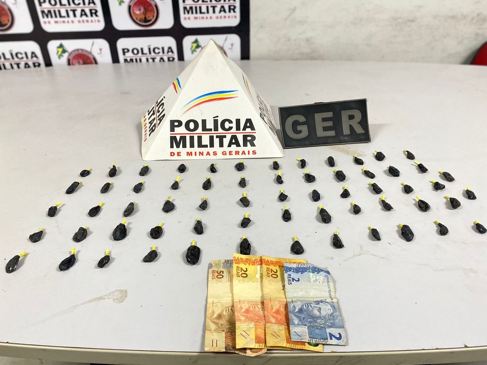 Papelotes de cocaína são apreendidos no Bairro Chácaras Panorama em Uberlândia — Foto: PM/Divulgação