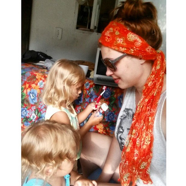 Carolinie FIgueiredo com os filhos (Foto: Reprodução/Instagram)