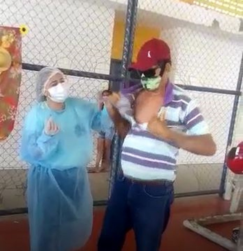 Josimar Isidório da Costa, 56 anos, preferiu rasgar a camisa ao meio para receber a 1ª dose da vacina contra a Covid-19, na cidade de Saboeiro. — Foto: Reprodução