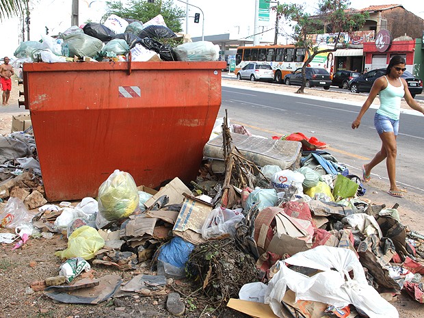 Lixo não é retirado das ruas desde segunda-feira (7) (Foto: De Jesus / O Estado)