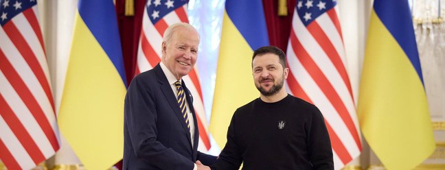 O presidente dos EUA, Joe Biden, se encontra com o presidente da Ucrânia, Volodymyr Zelensky, durante uma viagem não programada ao país em guerra em 20 de fevereiro de 2023 — Foto: Divulgação
