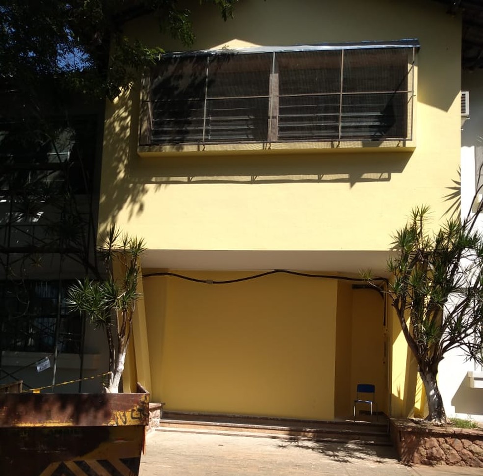 Agora é uma parede que fica no lugar em que estava a porta, por onde Rhillary conseguiu sair e abrir caminho para os colegas — Foto: Gladys Peixoto/G1