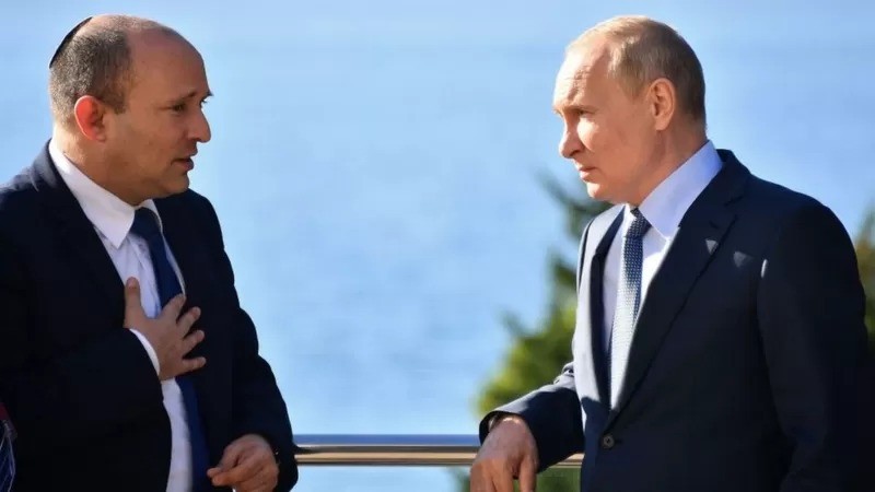 O primeiro-ministro israelense Naftali Bennett conversa com o presidente russo Vladimir Putin em outubro de 2021 (Foto: Getty Images )