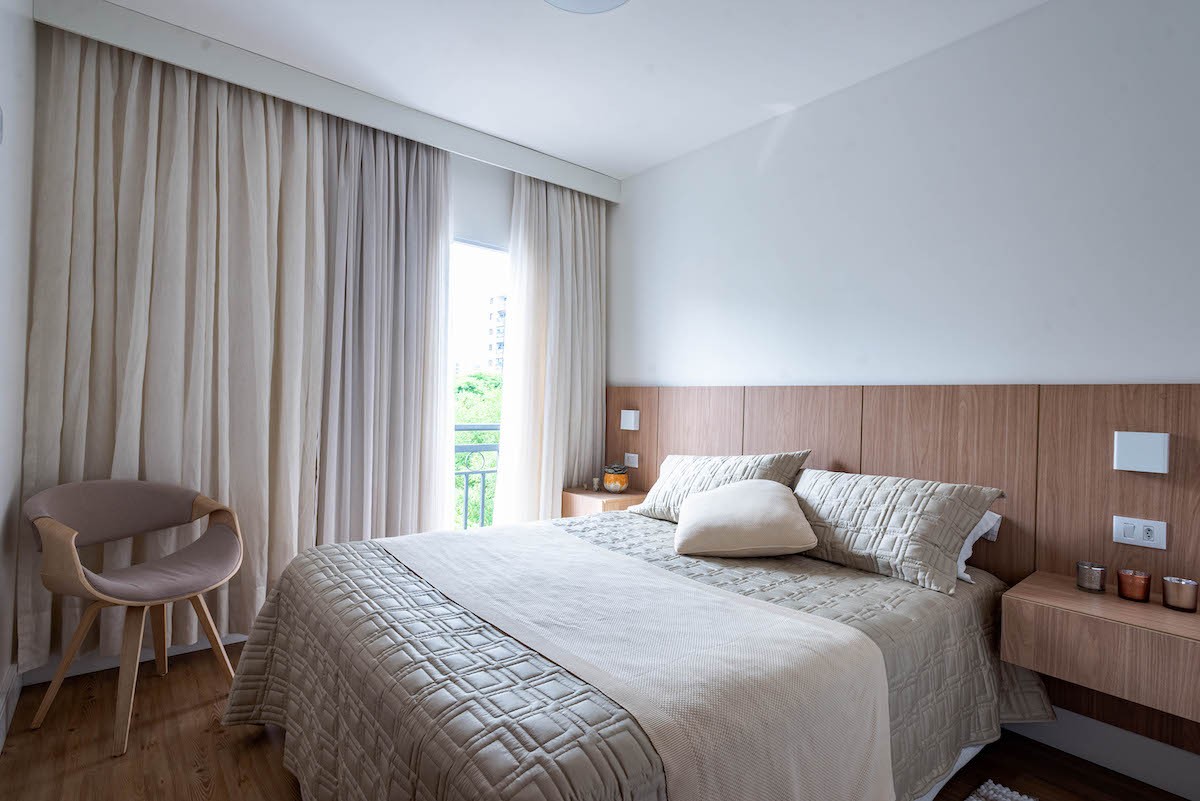QUARTO DE CASAL | No quarto do casal, tons clean e madeira aquecem e tornam o espaço mais aconchegante (Foto: Bicubico / Divulgação)