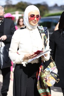 Influenciadoras chegam no desfile da Dior em Paris, na França