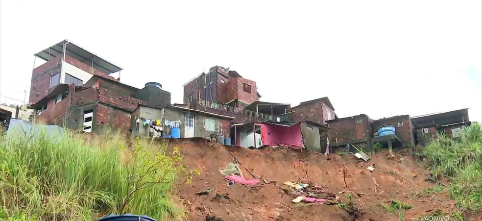 Local de buscas por desaparecida na Comunidade de Areeiro em Camaragibe — Foto: Reprodução / TV Globo