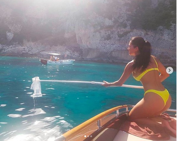 A cantora Nicole Scherzinger recolhendo uma sacola de plástico do mar (Foto: Instagram)