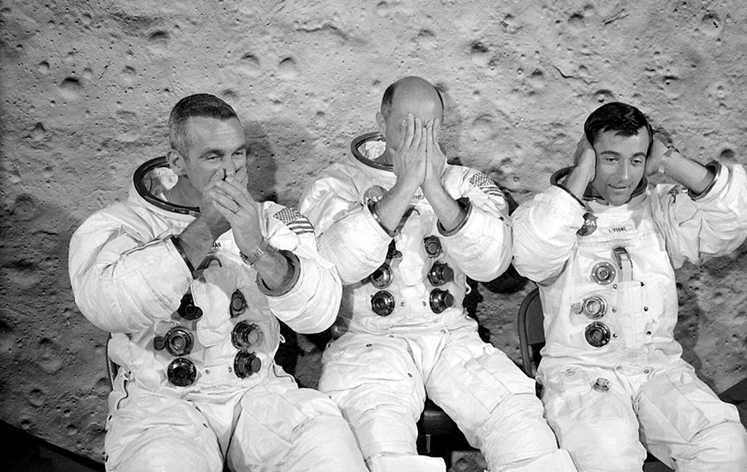 Tripulação do Apollo 10 fingindo que não sabe de nada sobre os cocôs lunares (Foto: NASA)