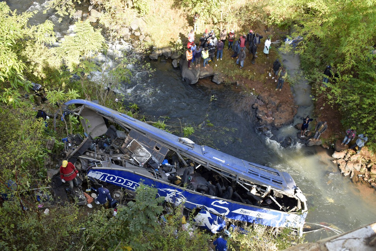 Ônibus despenca de ponte no Quênia, e ao menos 34 morrem