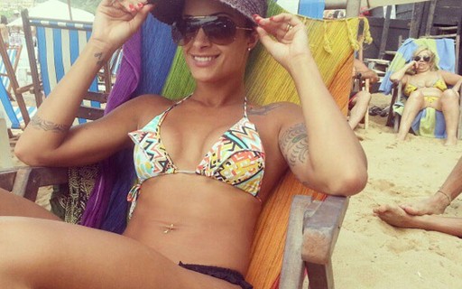 Danarina Do Fausto Exibe Corpo Na Praia E Zomba Banhista Quem