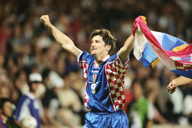 Suker veste segundo uniforme da Croácia na Copa do Mundo de 1998 (Foto: Getty Images)