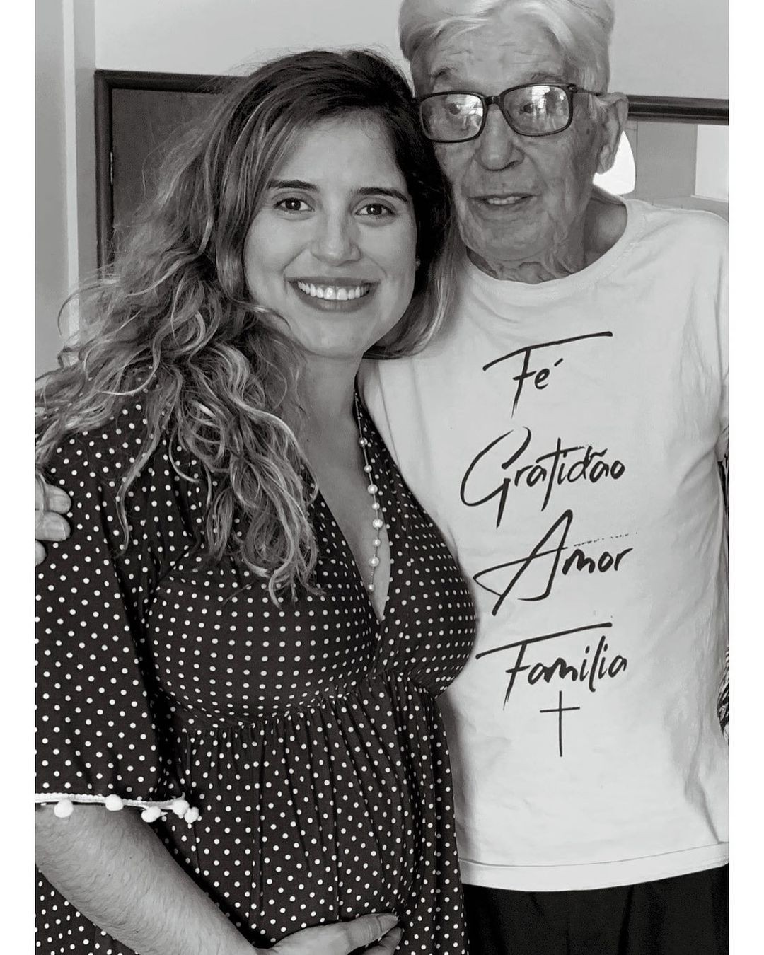 Camilla Camargo ao lado do avô, Geraldo (Foto: Reprodução/Instagram)