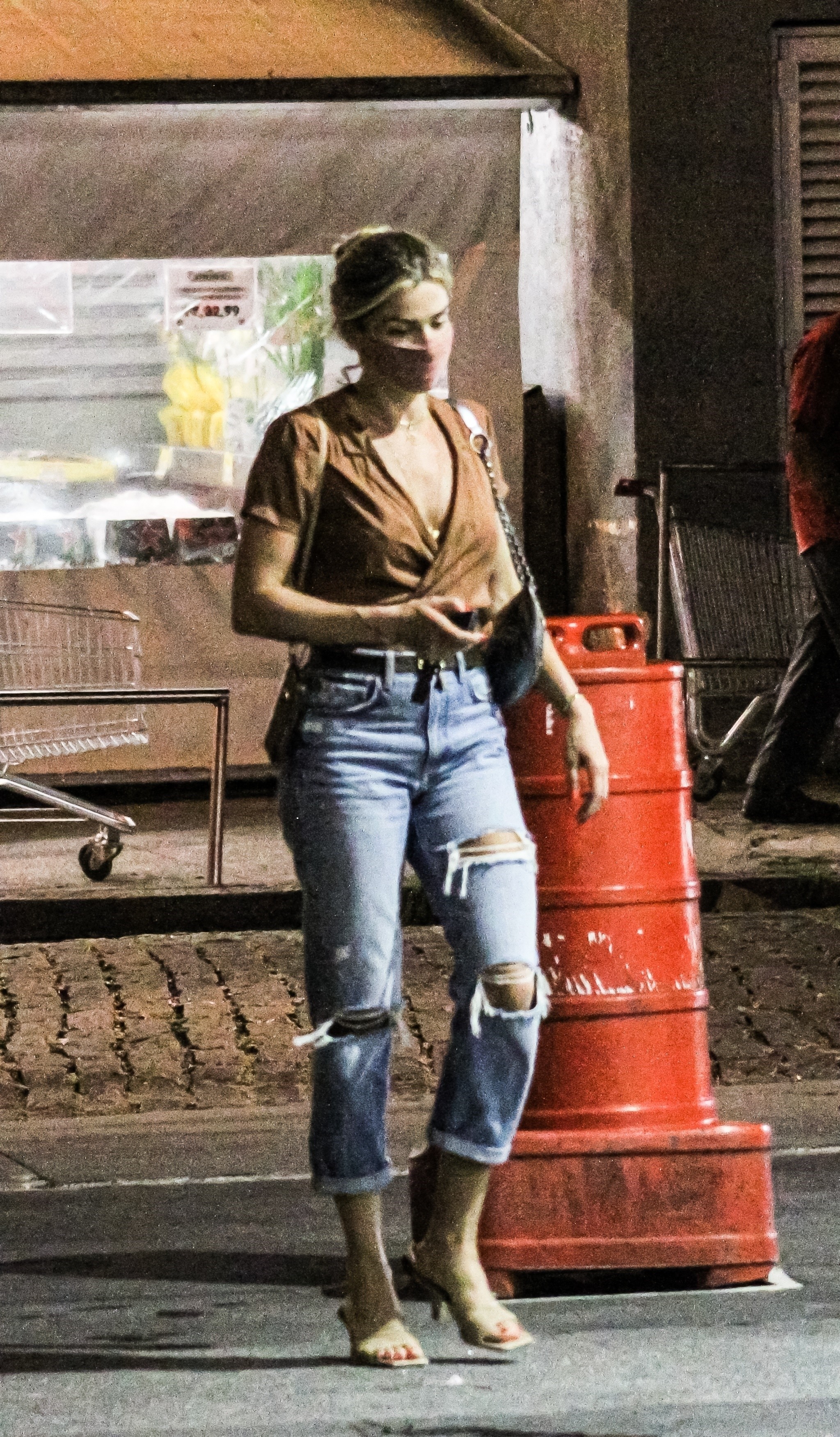 AGN_2056260 -  -  Rio de Janeiro, BRASIL  -  *EXCLUSIVO*  - Grazi Massafera foi em um mercado da zona sul do Rio. A atriz usava uma camisa marrom e uma calça jeans com sandalia de saltinho. FOTO/ RODRIGO ADÃO/ AGNEWS.Pictured: Grazi MassaferaAgNews 9  (Foto: Rodrigo Adao / AgNews)