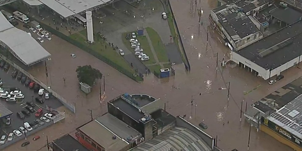 Chuva deixou ruas de Osasco Alagadas — Foto: Reprodução/TV Globo