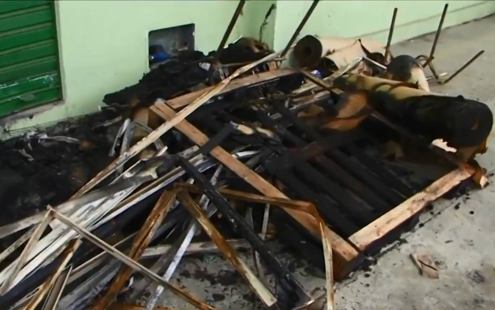 Incêndio deixou o forro do galpão destruído, além de computadores, impressoras e cadeiras. — Foto: Divulgação/TV Sudoeste