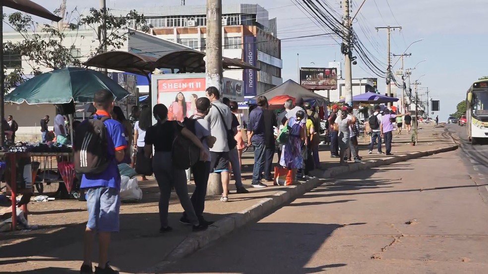Passageiros aguardam ônibus em parada em Ceilândia, no DF — Foto: TV Globo/Reprodução