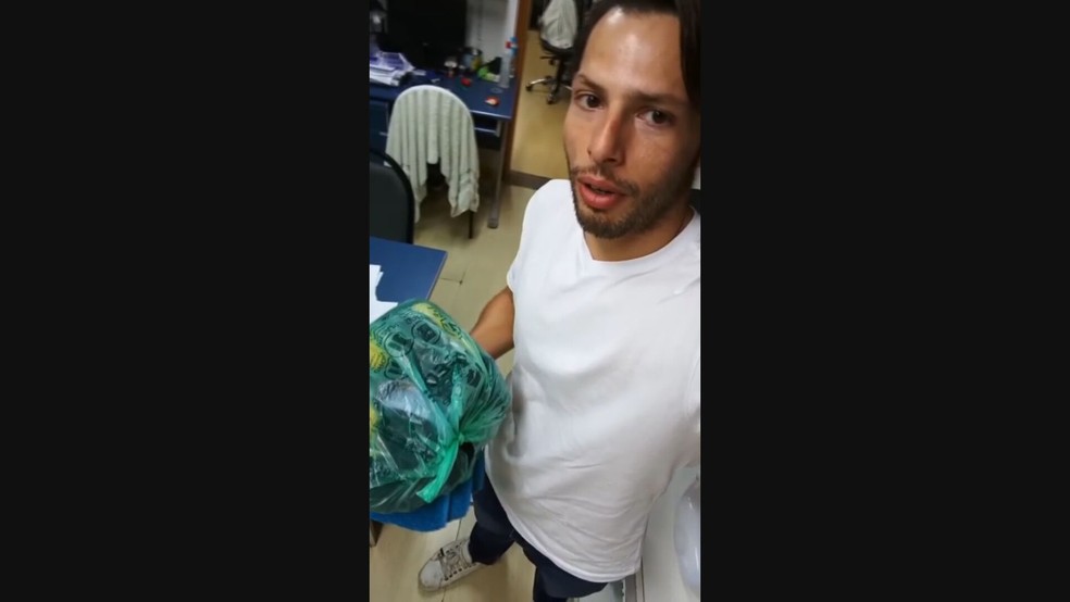 Roupa usada no laboratório é coloca em um saco separado para evitar contaminação — Foto: Reprodução/TV Globo