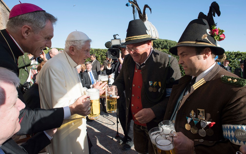 Bento Xvi Comemora 90 Anos Bebendo Cerveja Com Convidados No Vaticano Mundo G1