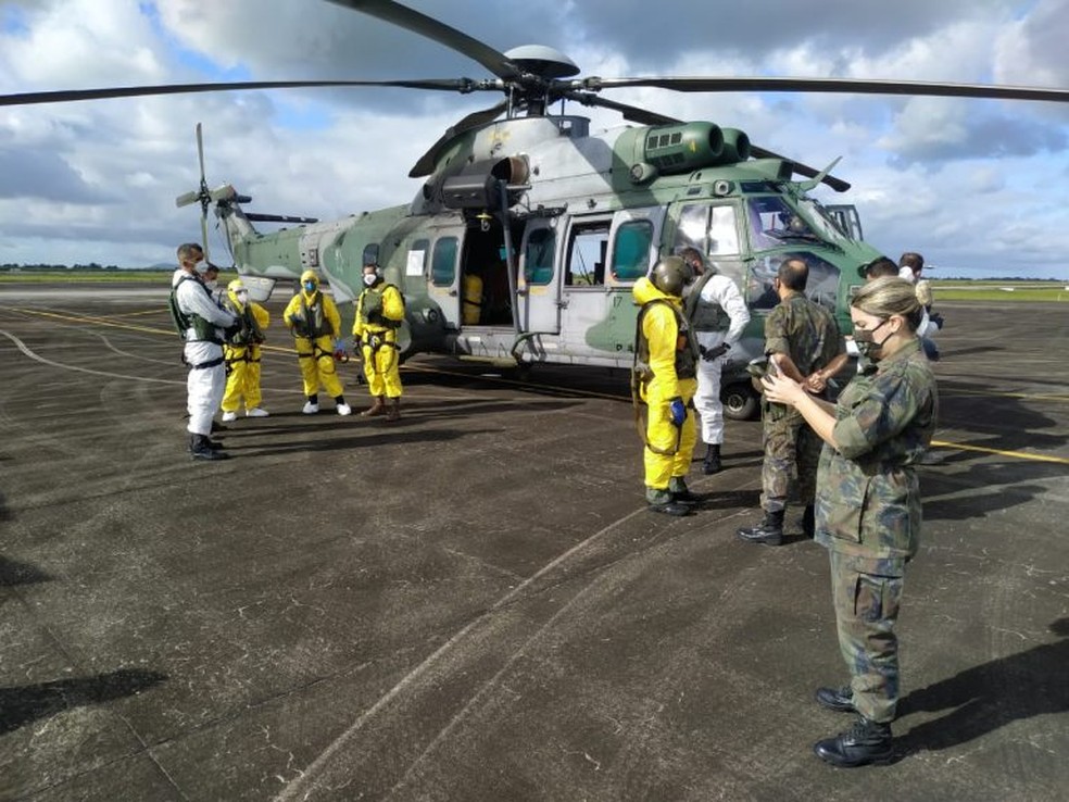 Tripulante foi levado no helicóptero da Marinha do Brasil até o aerporto Zumbi dos Palmares onde recebeu o atendimento — Foto:  Ascom/ Samu