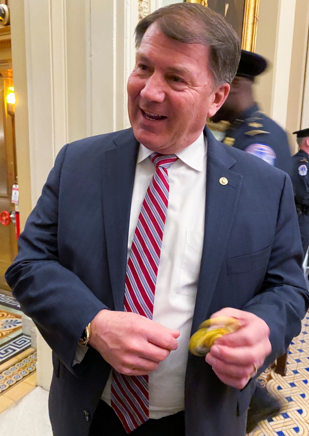 Senador Mike Rounds brinca com 'spinner' — Foto: Reuters/Susan Cornwell