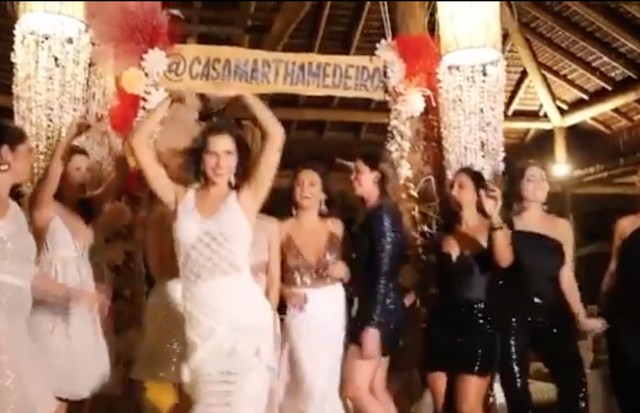 Após festão na piscina, Mariana Rios aparece de branco em comemoração de gala (Foto: Reprodução/Instagram)