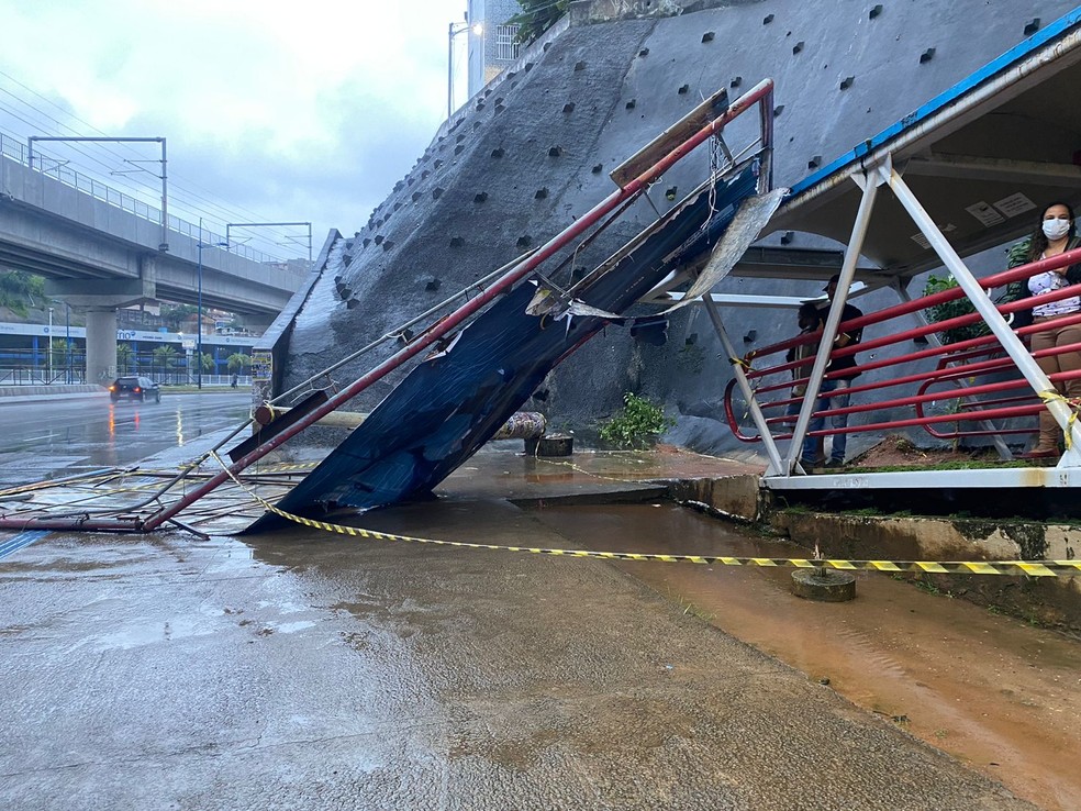 Queda de outdoor foi causada pelo temporal em Salvador — Foto: Camila Oliveira/TV Bahia