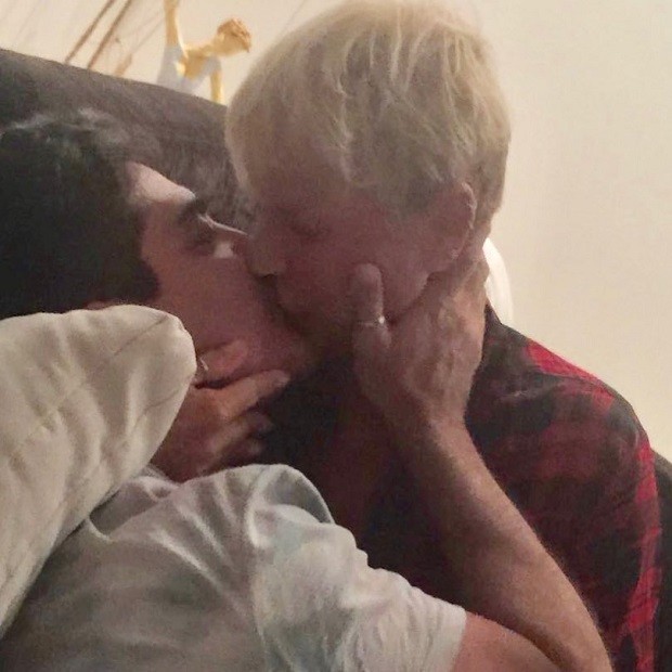 O beijo apaixonado de Xuxa em Junno Andrade (Foto: Reprodução/ Instagram)
