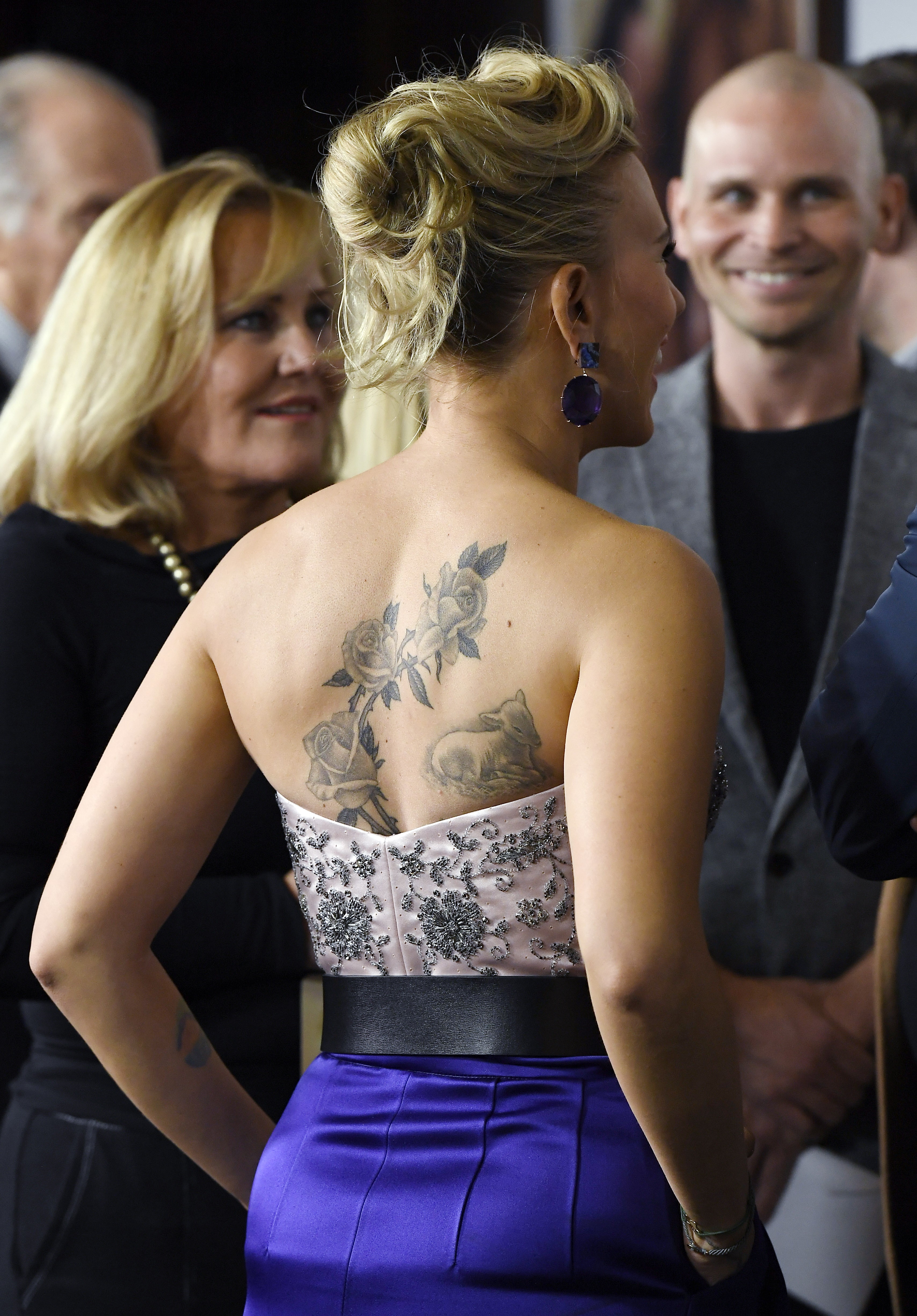 A rosas e o carneirinho tatuados nas costas da atriz Scarlett Johansson (Foto: Getty Images)
